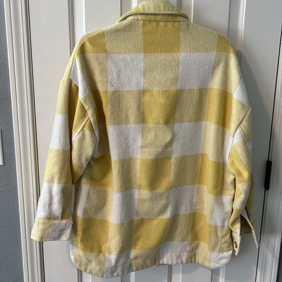 Pink lily- White and yellow flannel shacket size -small - Picture 7 of 7